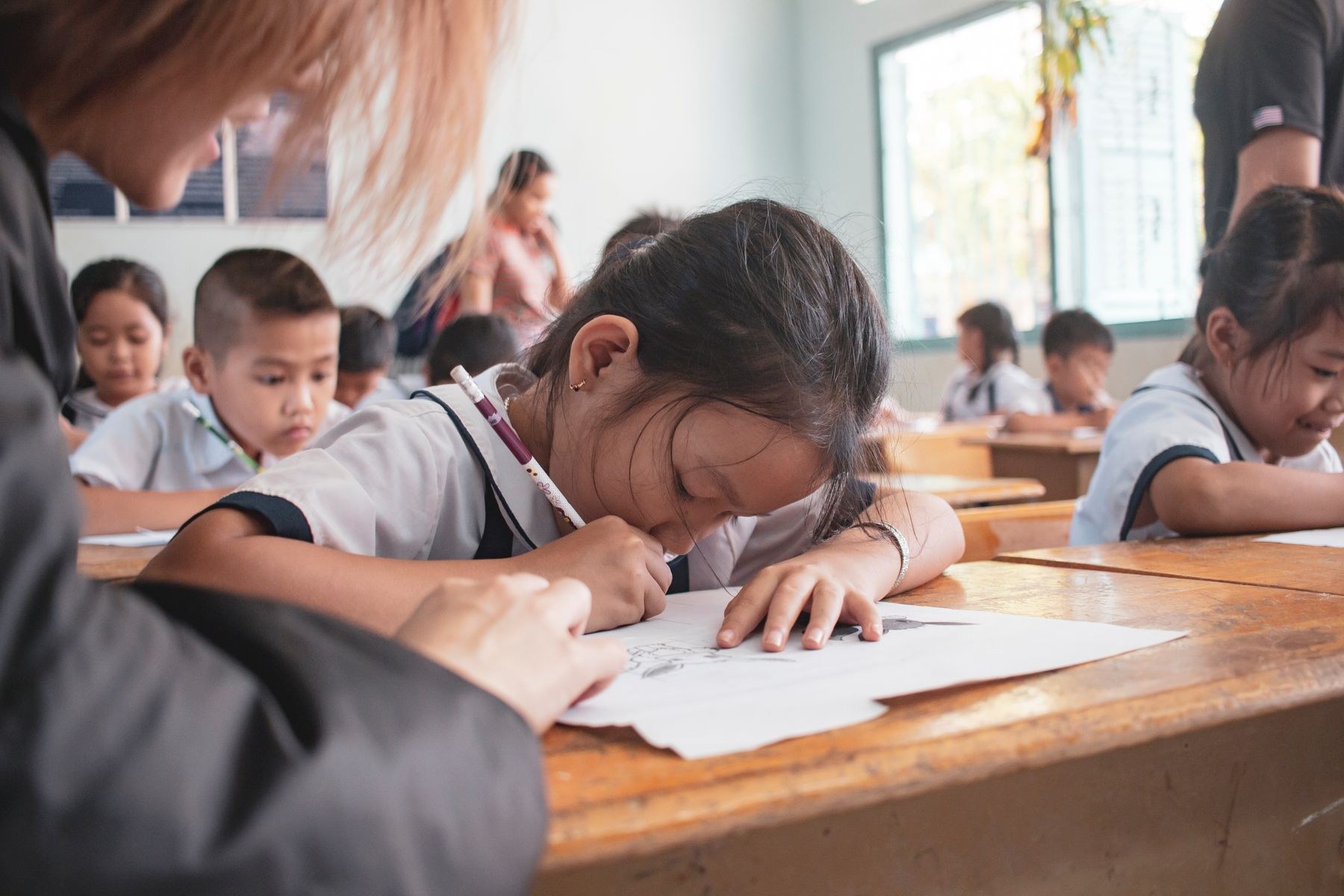 Primary school students collaborating in class